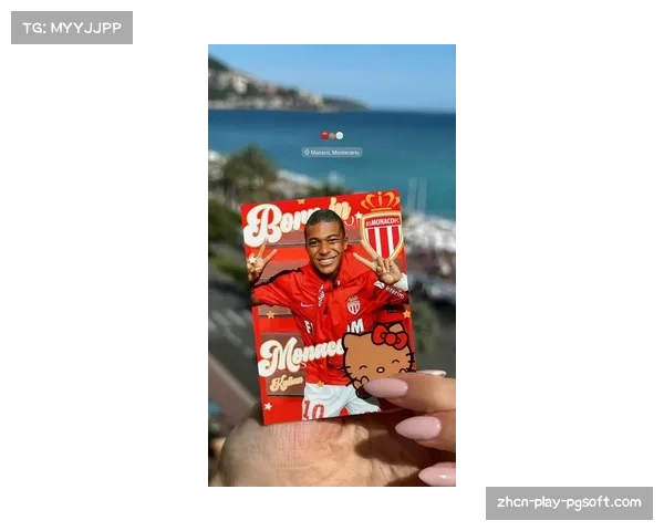 镜头捕捉：看台上小球迷举牌祝姆巴佩28岁生日快乐